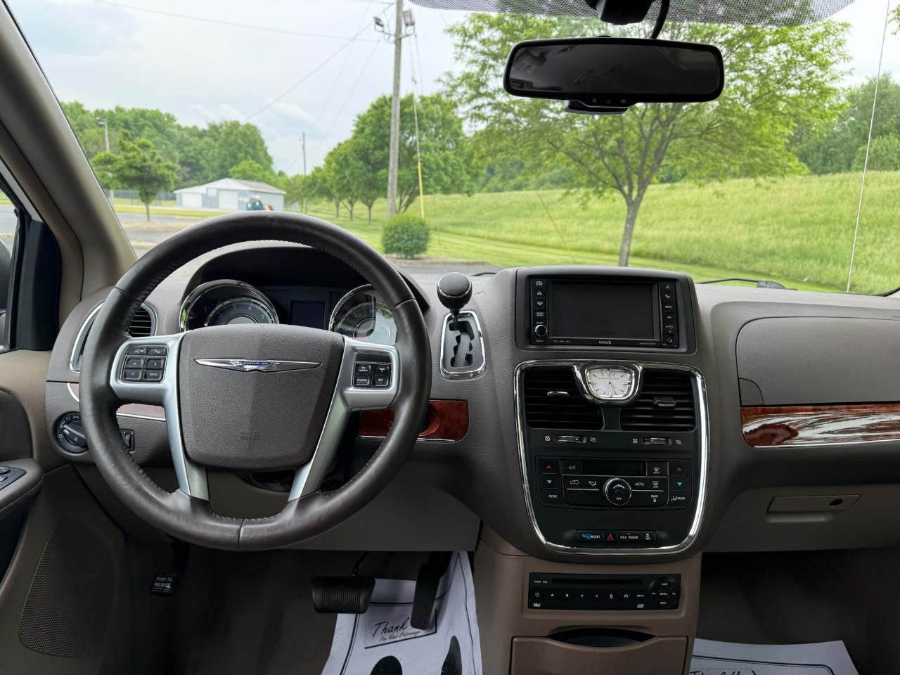 Chrysler Town & Country Touring-L 2012