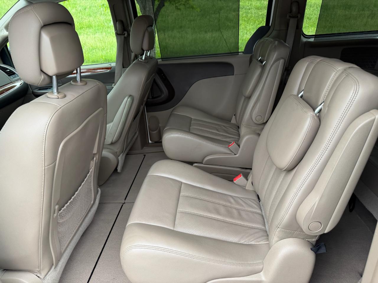 Chrysler Town & Country Touring-L 2012