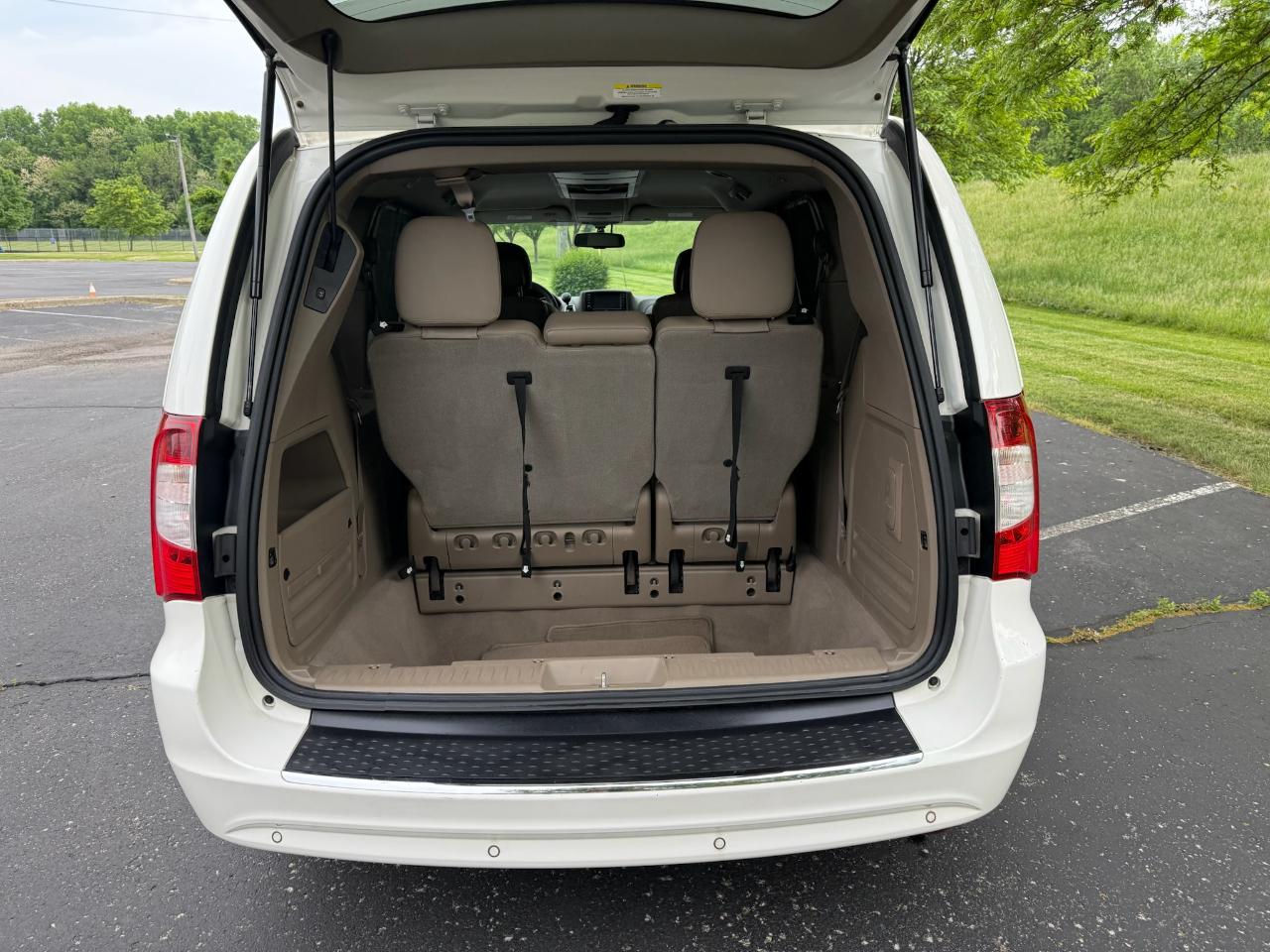 Chrysler Town & Country Touring-L 2012