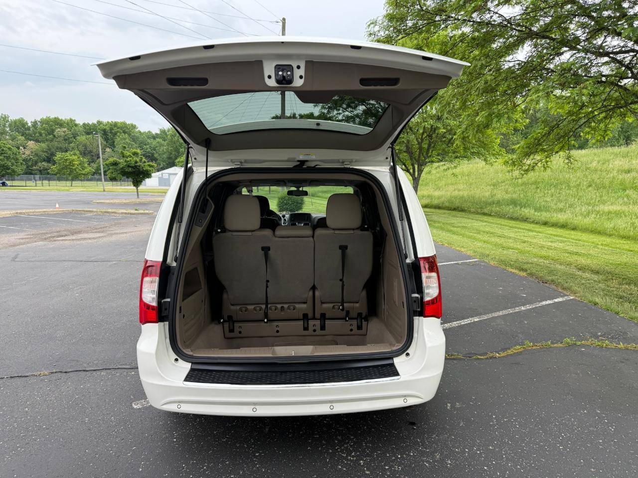 Chrysler Town & Country Touring-L 2012