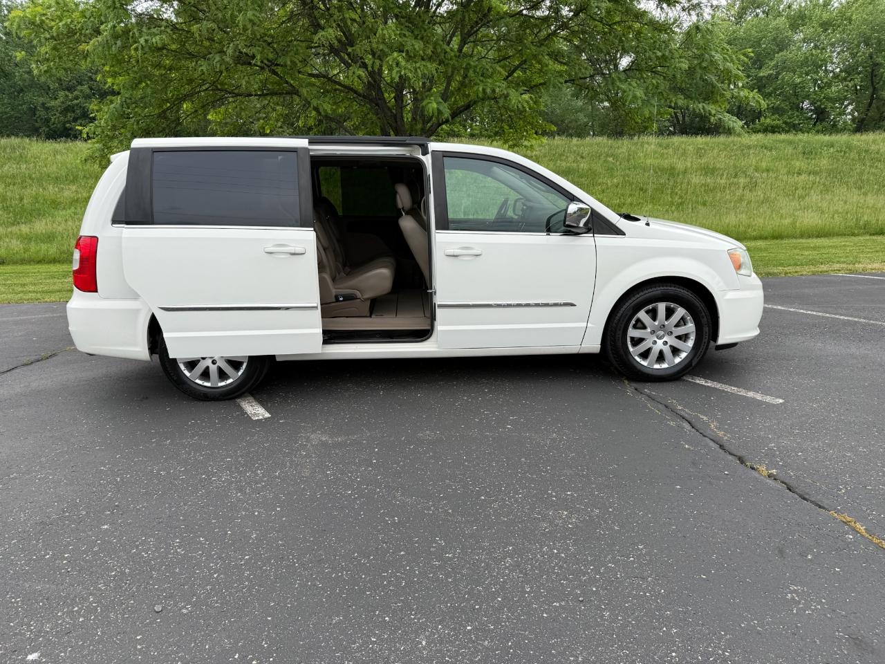 Chrysler Town & Country Touring-L 2012