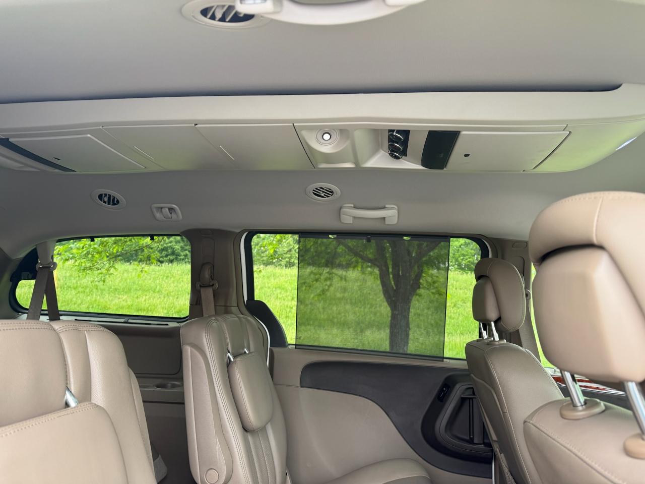 Chrysler Town & Country Touring-L 2012