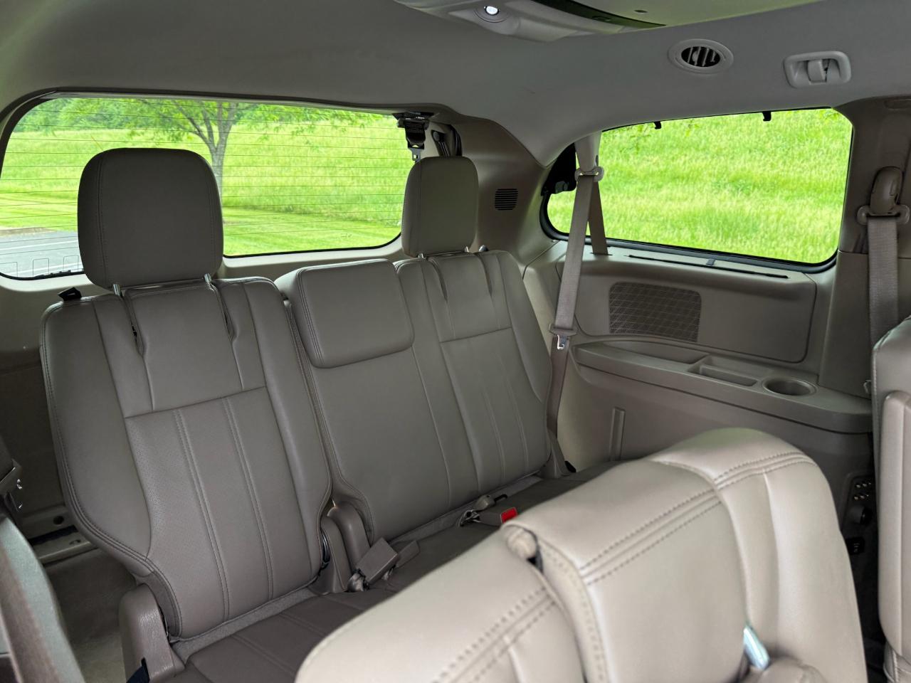 Chrysler Town & Country Touring-L 2012