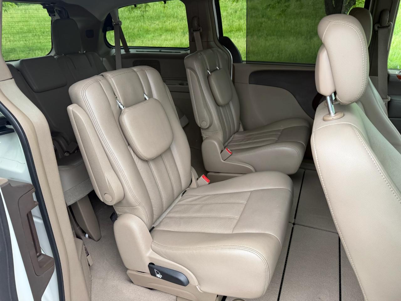 Chrysler Town & Country Touring-L 2012