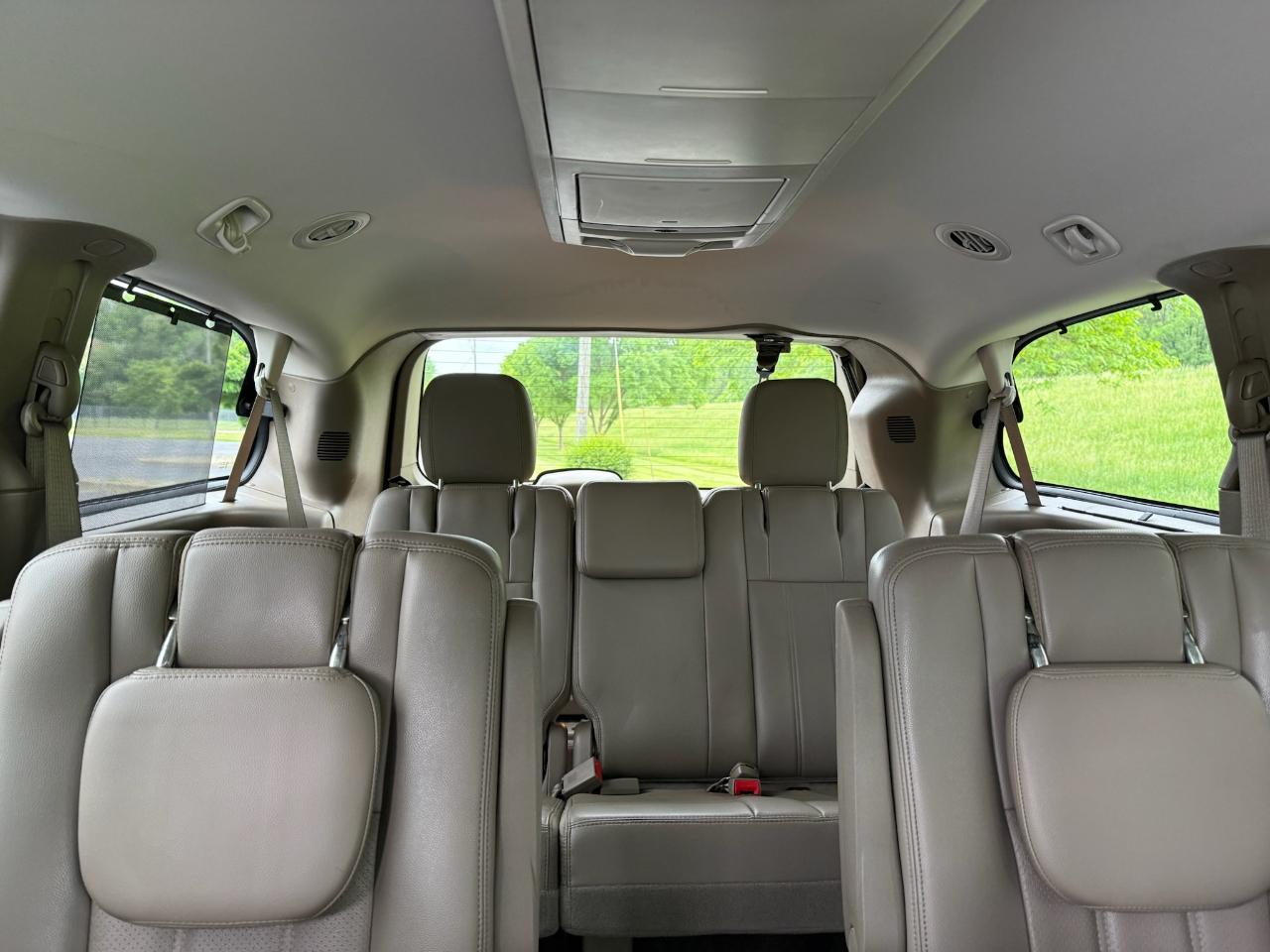 Chrysler Town & Country Touring-L 2012