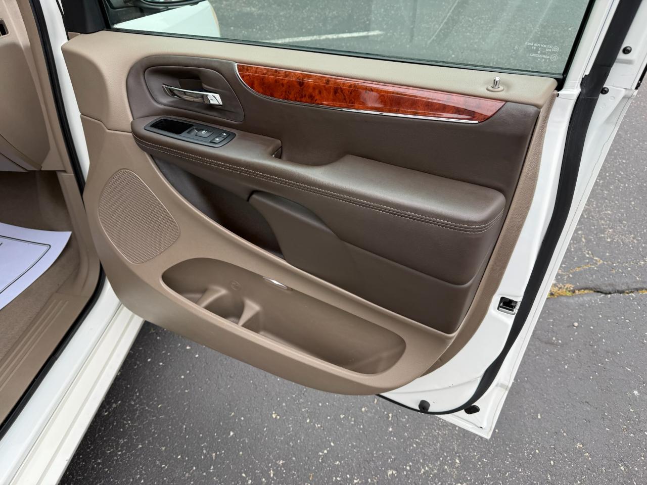 Chrysler Town & Country Touring-L 2012