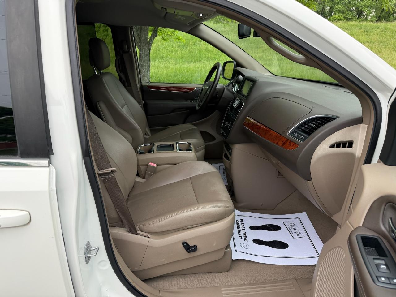 Chrysler Town & Country Touring-L 2012