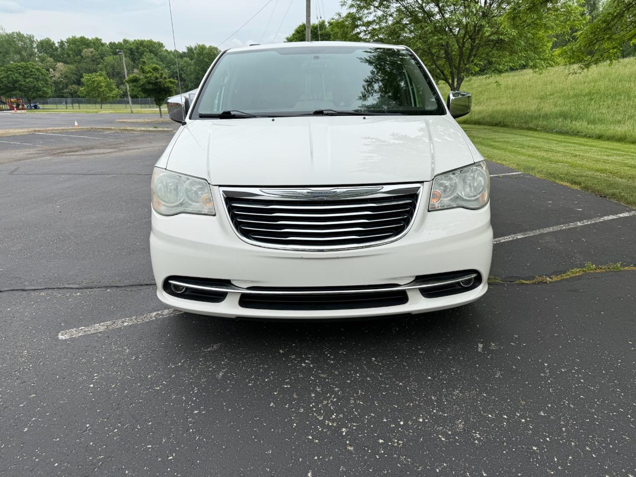 Chrysler Town & Country Touring-L 2012