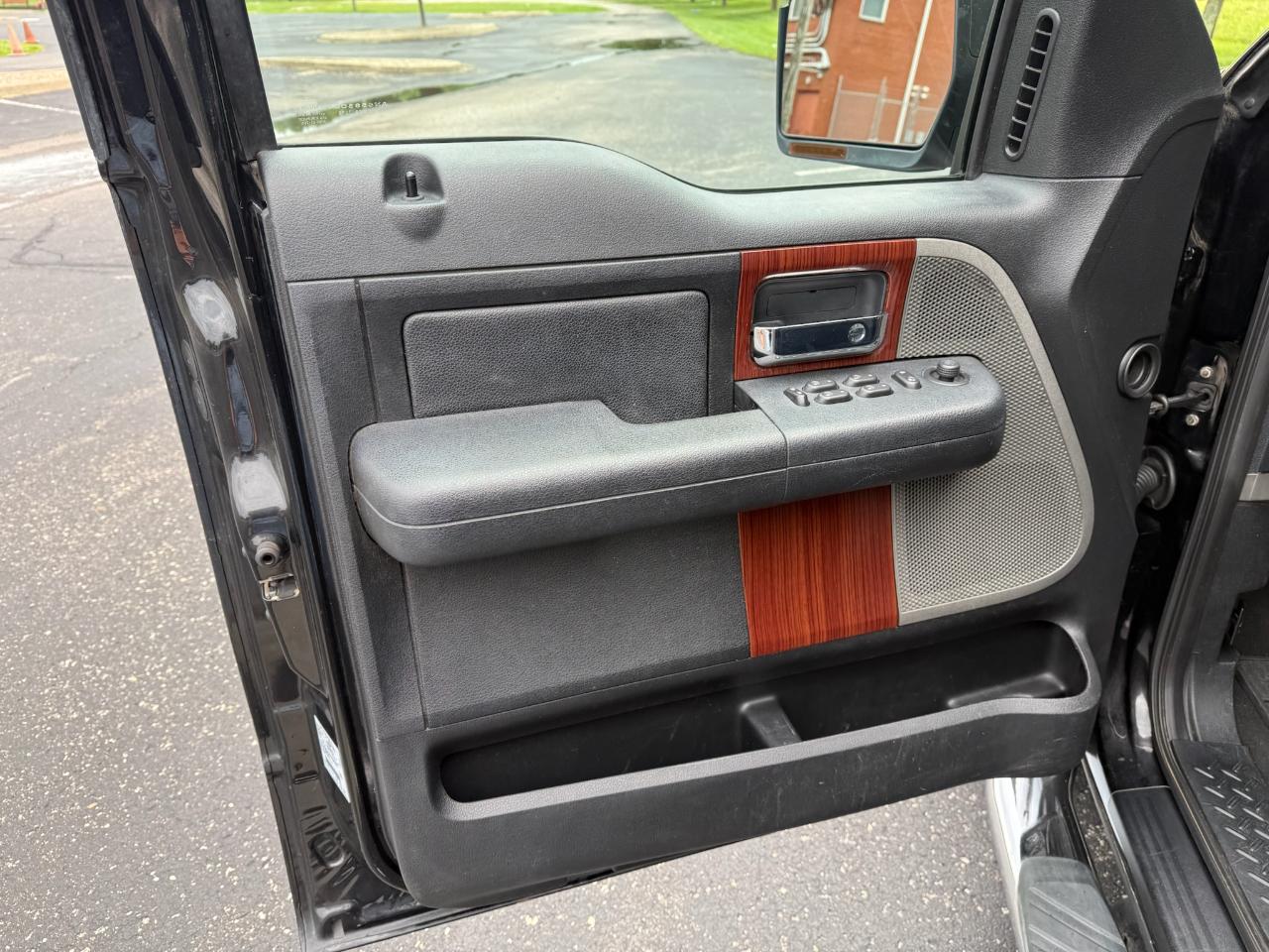 Ford F-150 Lariat SuperCrew 2WD 2005