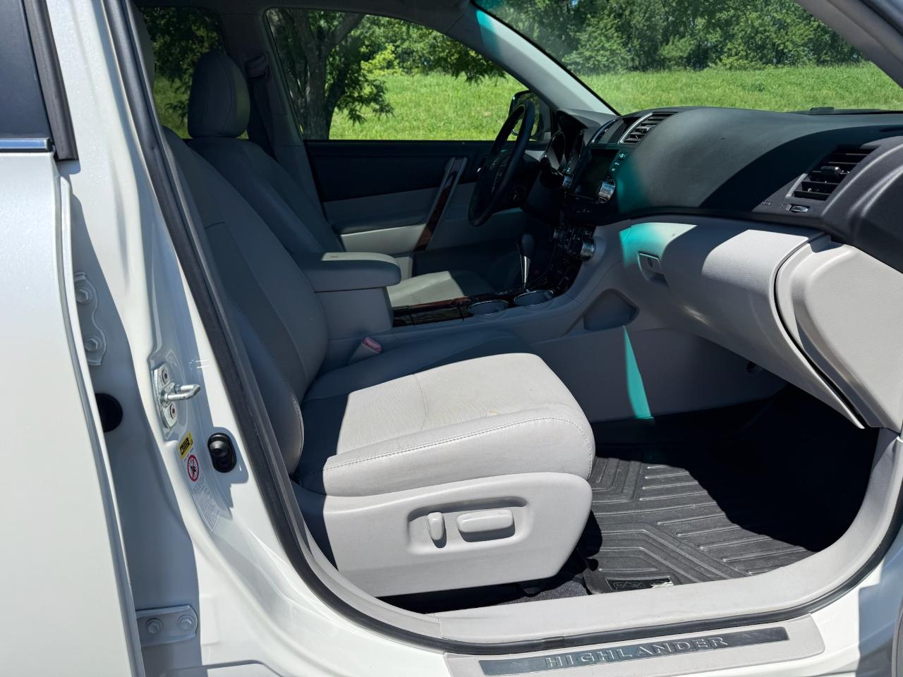 Toyota Highlander Limited 2WD 2012
