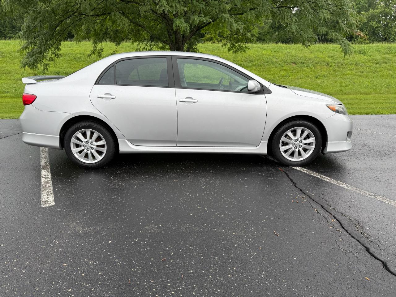Toyota Corolla Base 5-Speed MT 2010