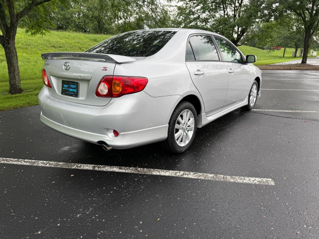 Toyota Corolla Base 5-Speed MT 2010