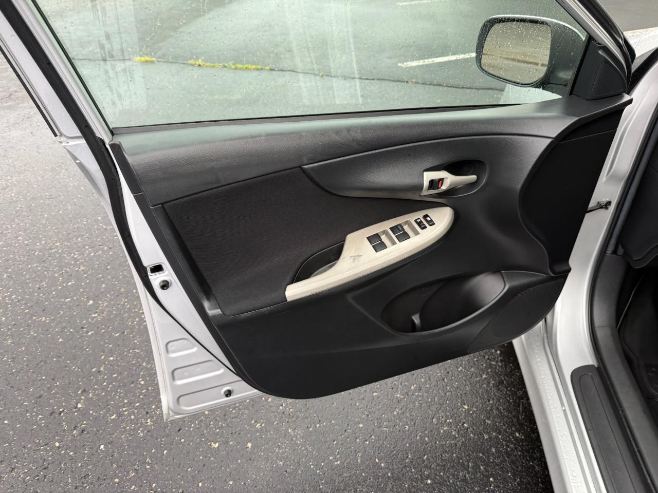 Toyota Corolla Base 5-Speed MT 2010