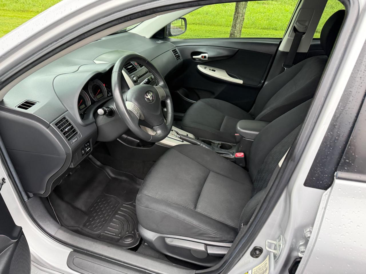 Toyota Corolla Base 5-Speed MT 2010