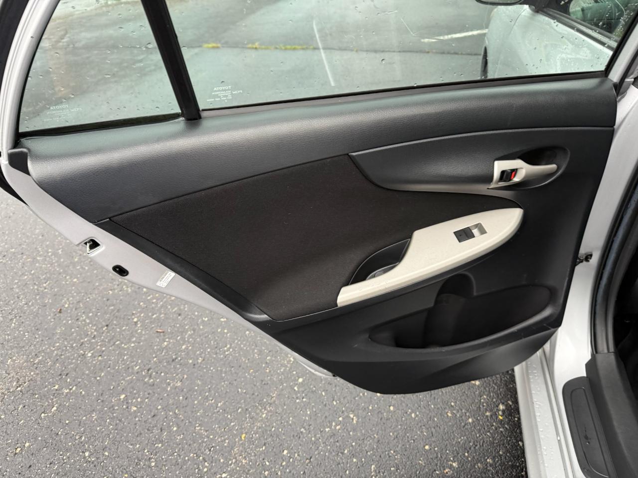Toyota Corolla Base 5-Speed MT 2010