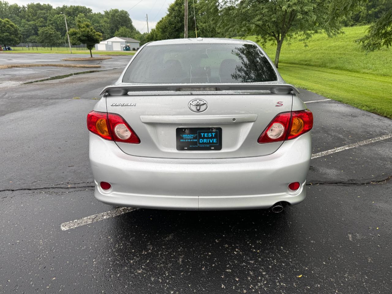 Toyota Corolla Base 5-Speed MT 2010