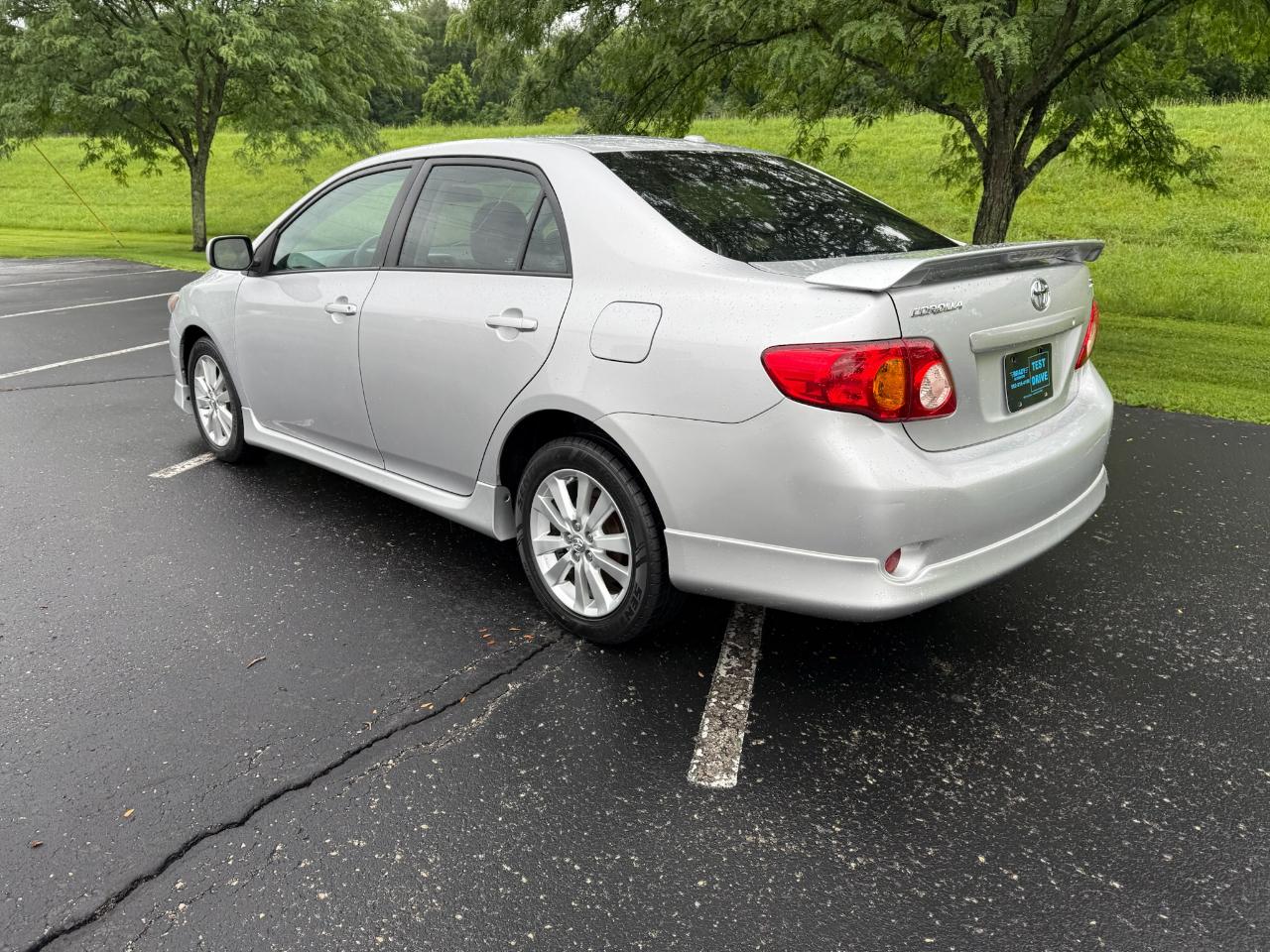 Toyota Corolla Base 5-Speed MT 2010