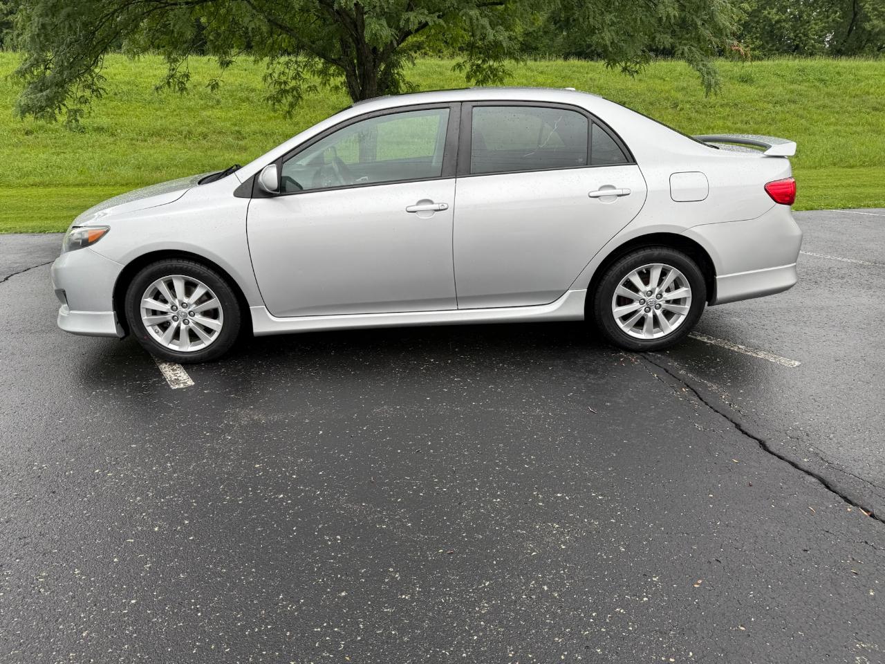 Toyota Corolla Base 5-Speed MT 2010