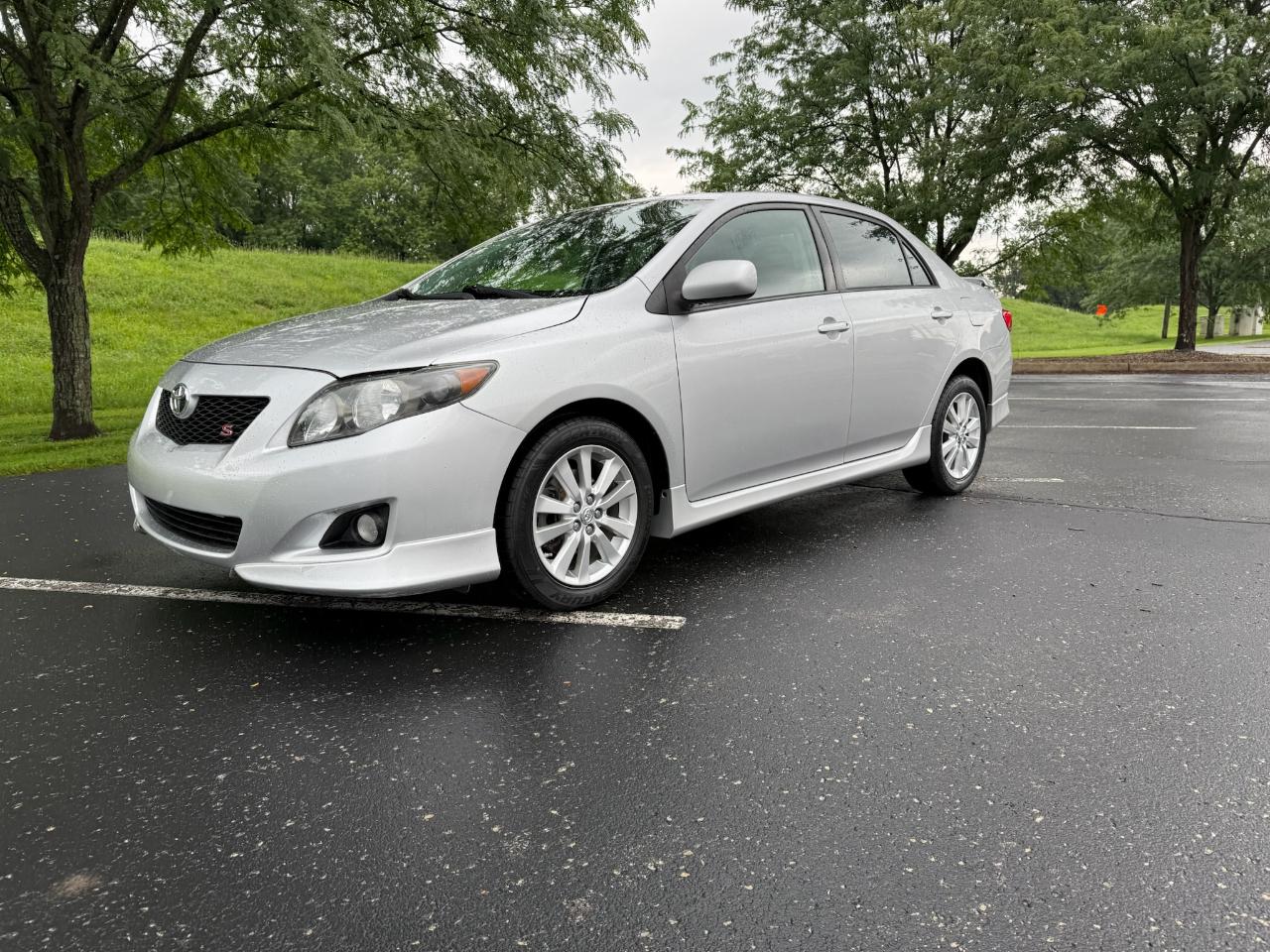 Toyota Corolla Base 5-Speed MT 2010