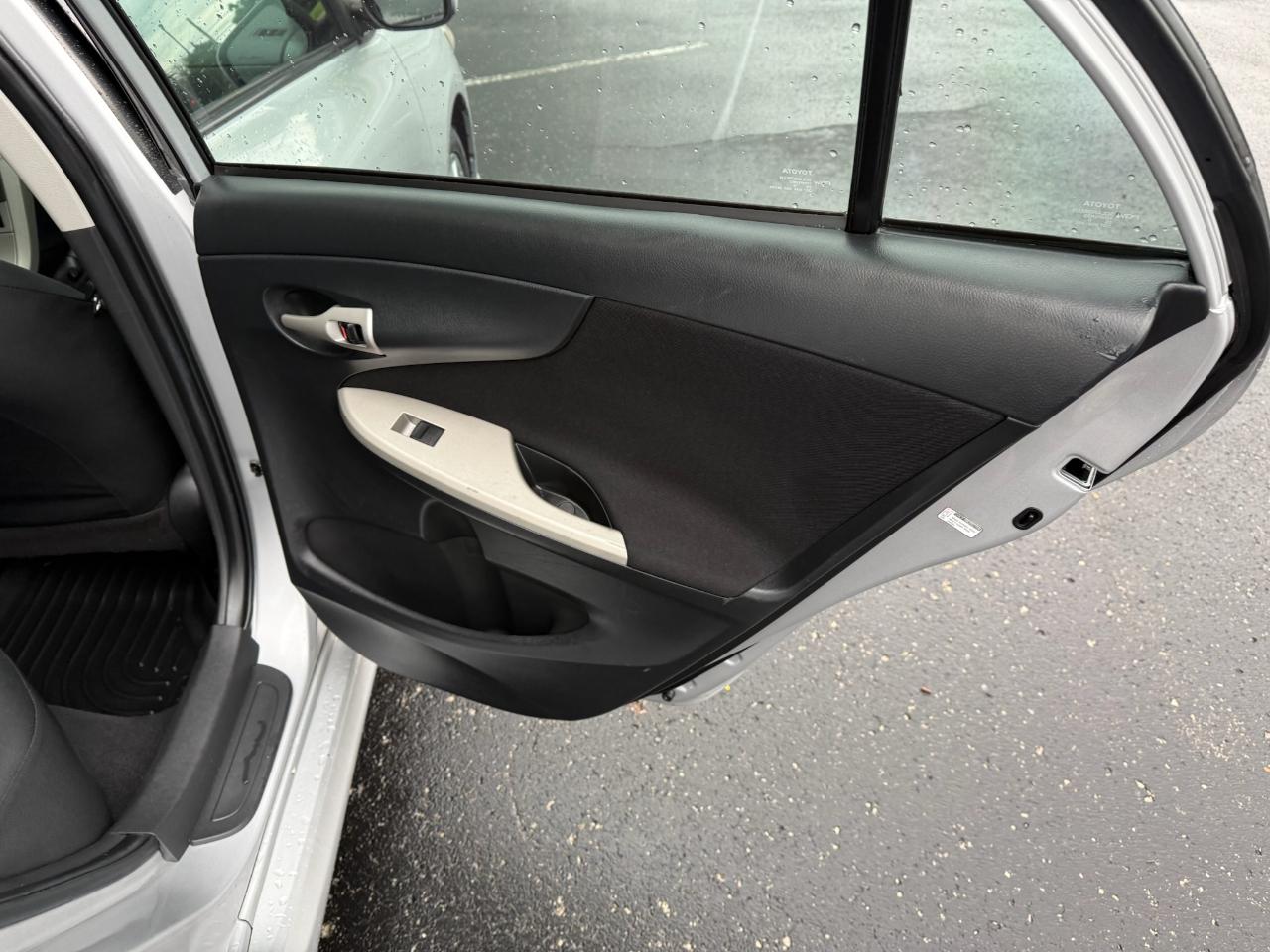 Toyota Corolla Base 5-Speed MT 2010