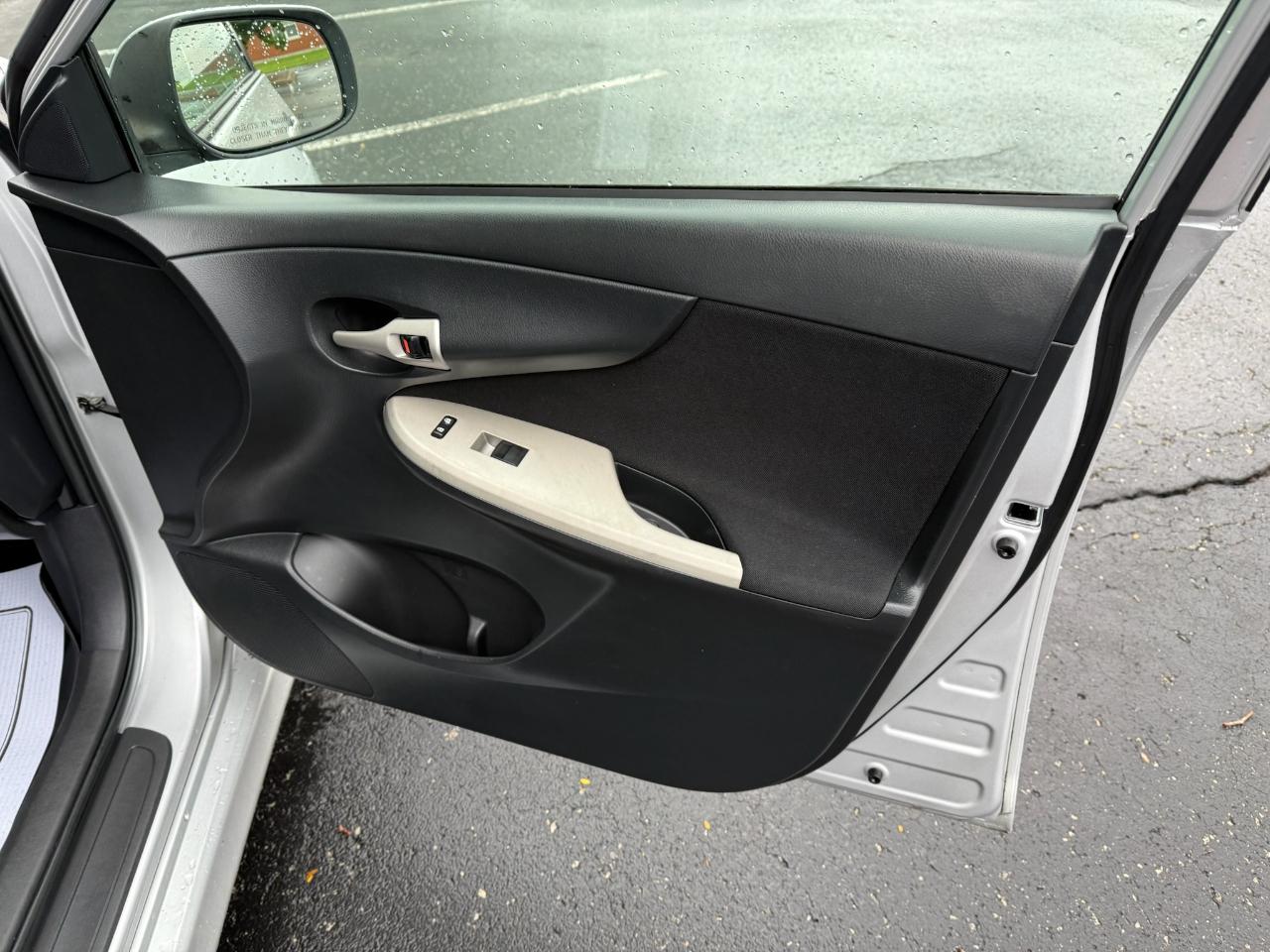 Toyota Corolla Base 5-Speed MT 2010