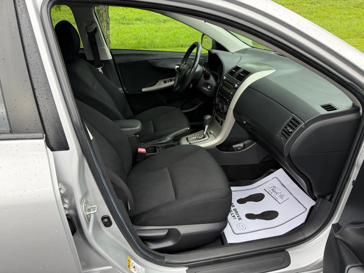Toyota Corolla Base 5-Speed MT 2010