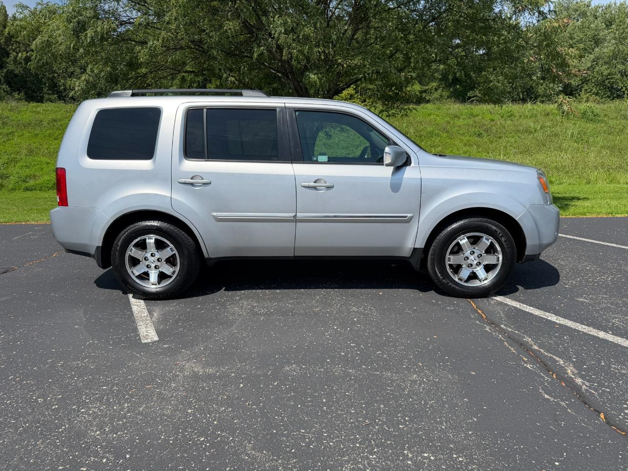 Honda Pilot Touring 4D SUV 4WD w/RES 2011