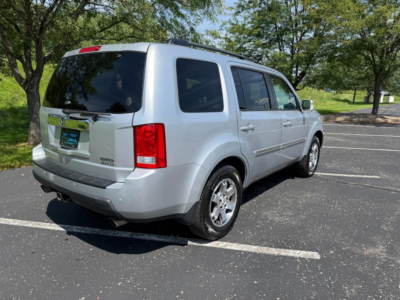 Honda Pilot Touring 4D SUV 4WD w/RES 2011