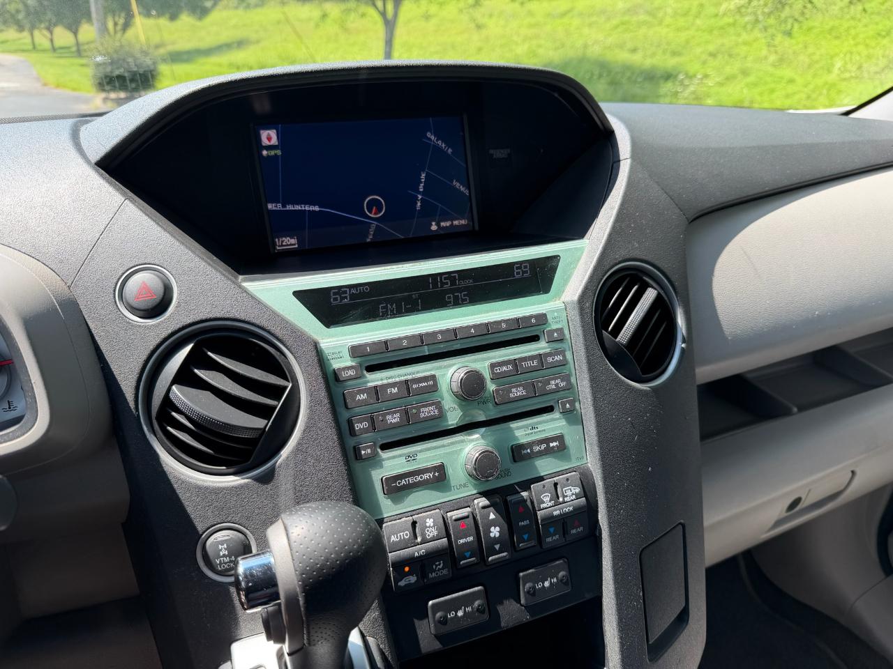 Honda Pilot Touring 4D SUV 4WD w/RES 2011