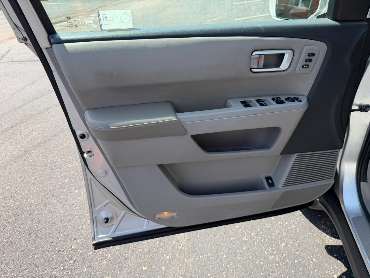 Honda Pilot Touring 4D SUV 4WD w/RES 2011