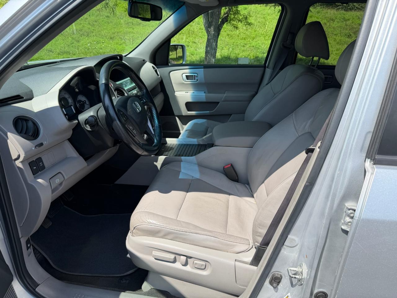 Honda Pilot Touring 4D SUV 4WD w/RES 2011