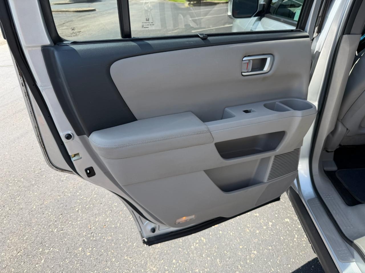 Honda Pilot Touring 4D SUV 4WD w/RES 2011
