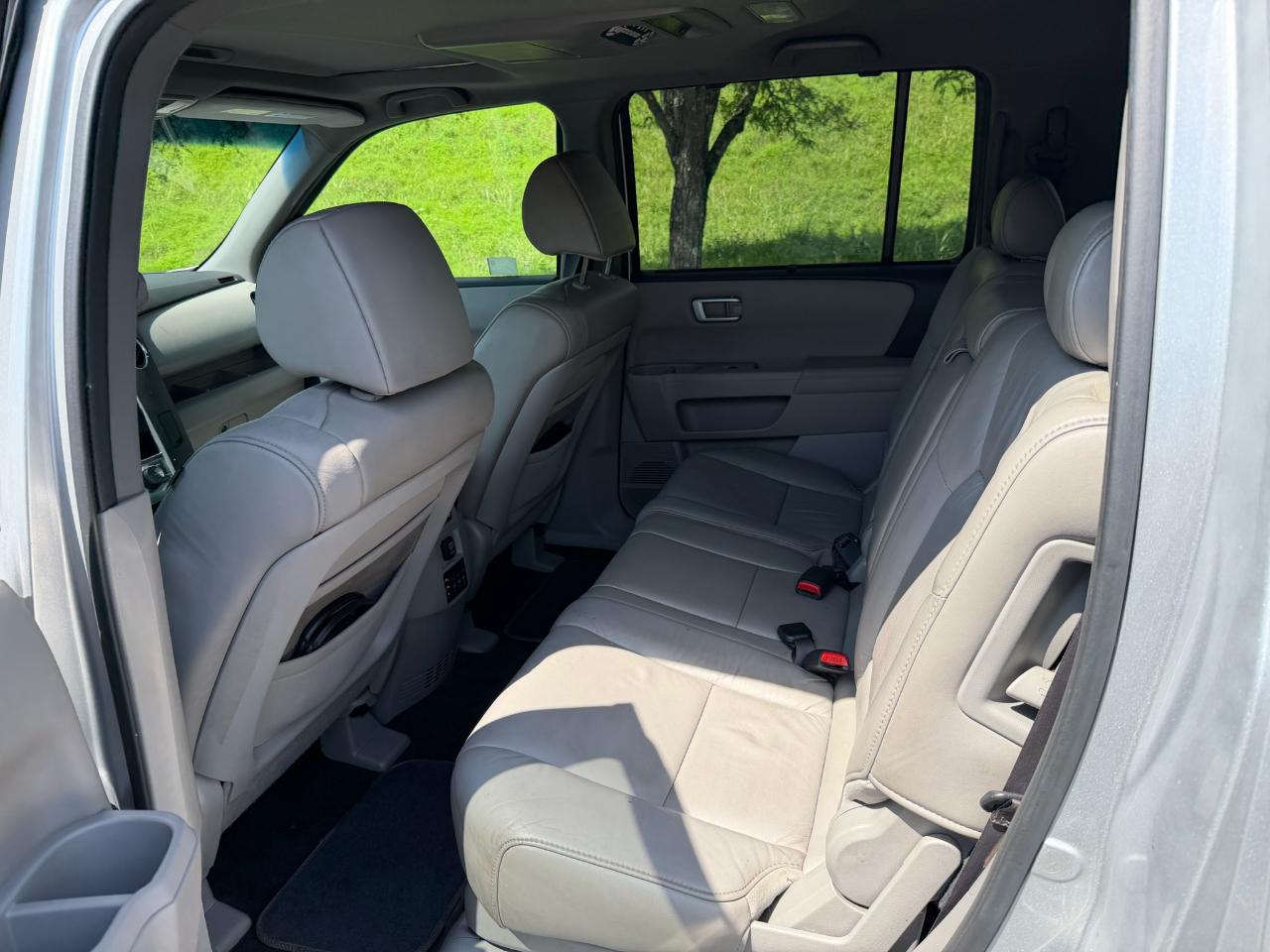 Honda Pilot Touring 4D SUV 4WD w/RES 2011