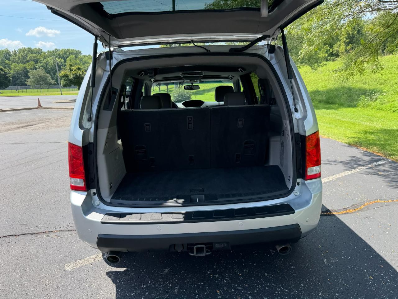 Honda Pilot Touring 4D SUV 4WD w/RES 2011