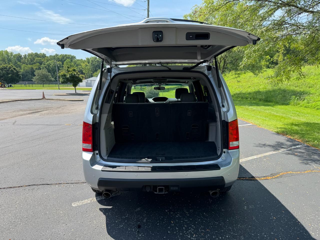 Honda Pilot Touring 4D SUV 4WD w/RES 2011
