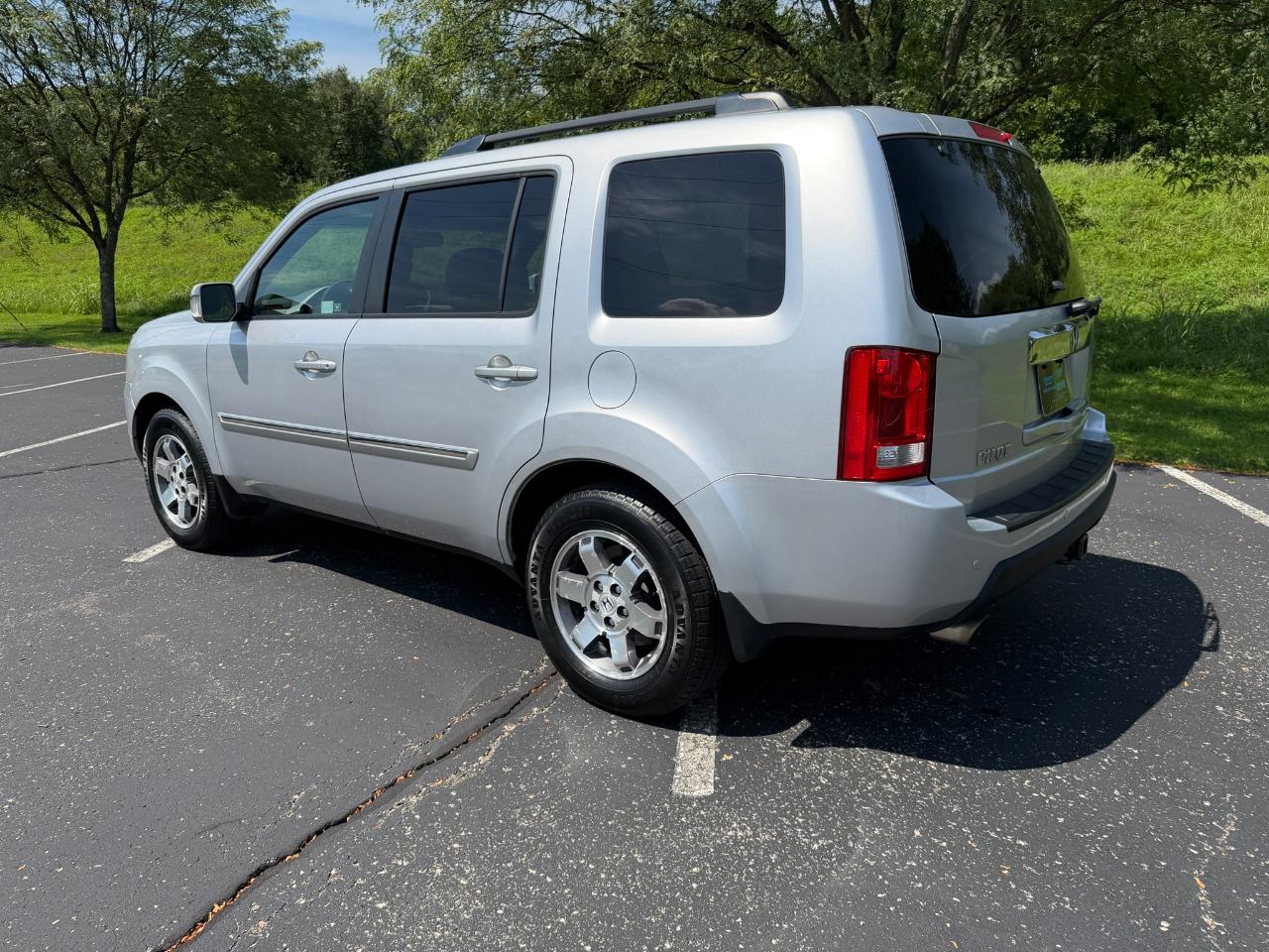 Honda Pilot Touring 4D SUV 4WD w/RES 2011