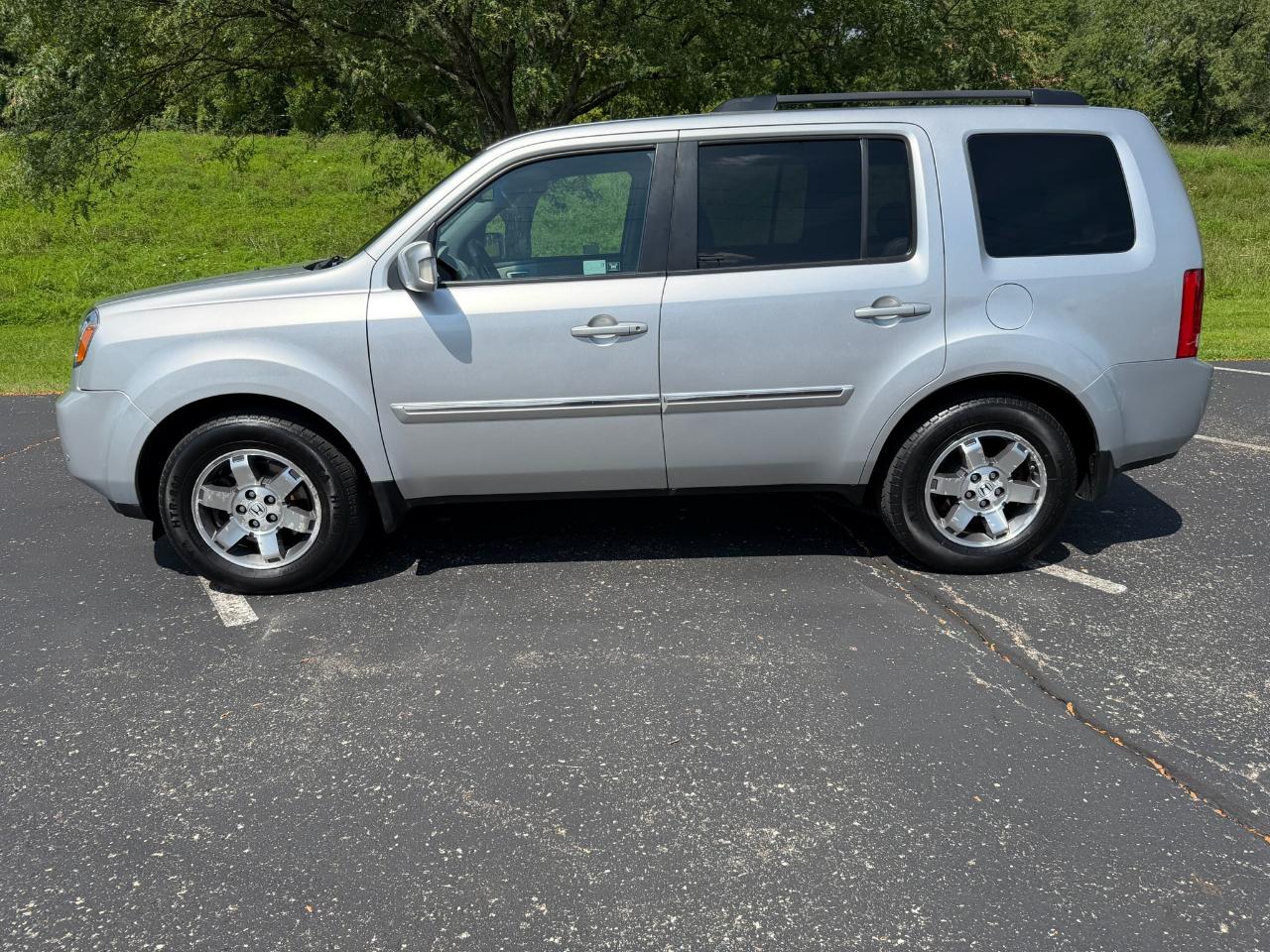 Honda Pilot Touring 4D SUV 4WD w/RES 2011