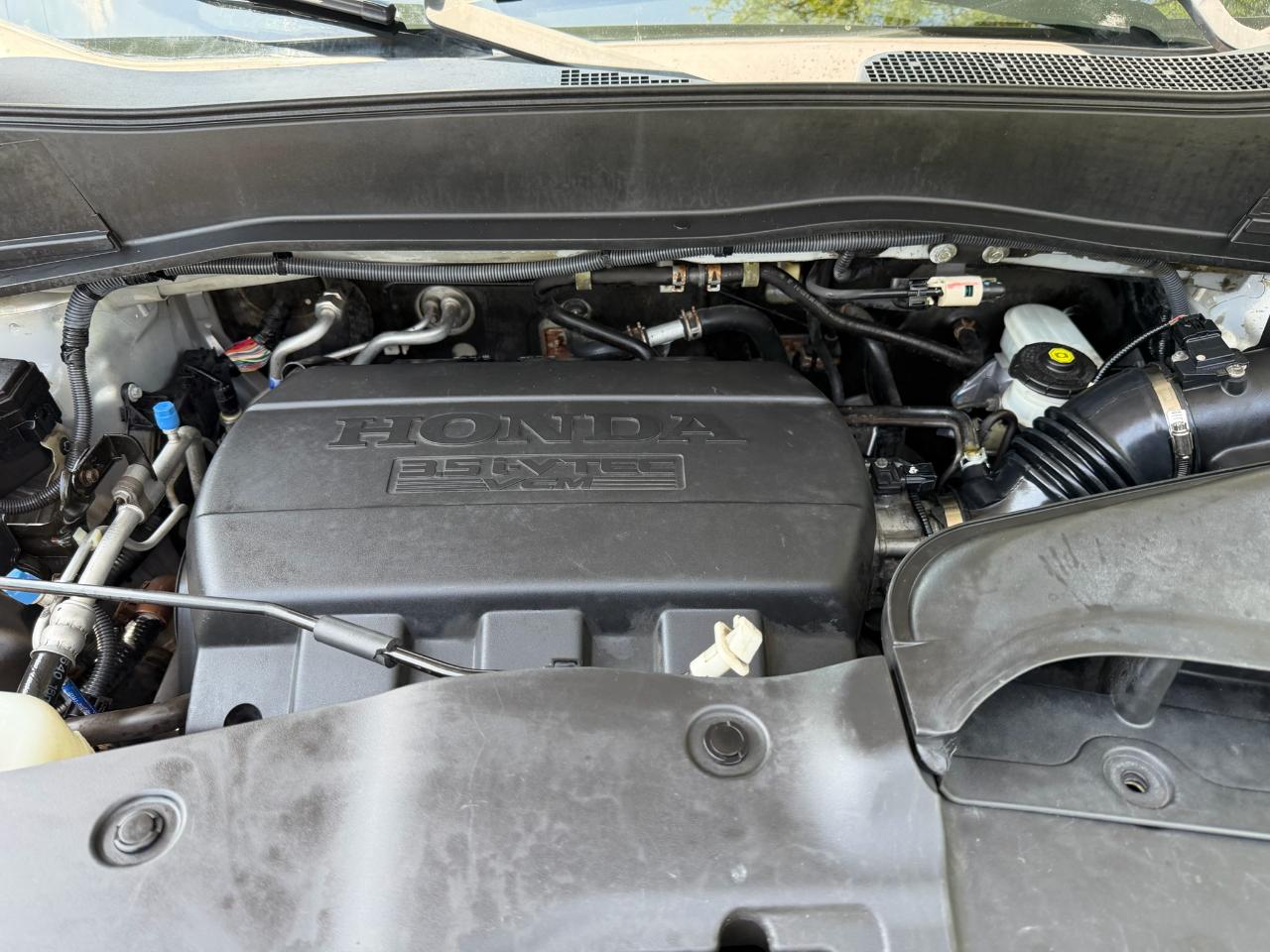 Honda Pilot Touring 4D SUV 4WD w/RES 2011
