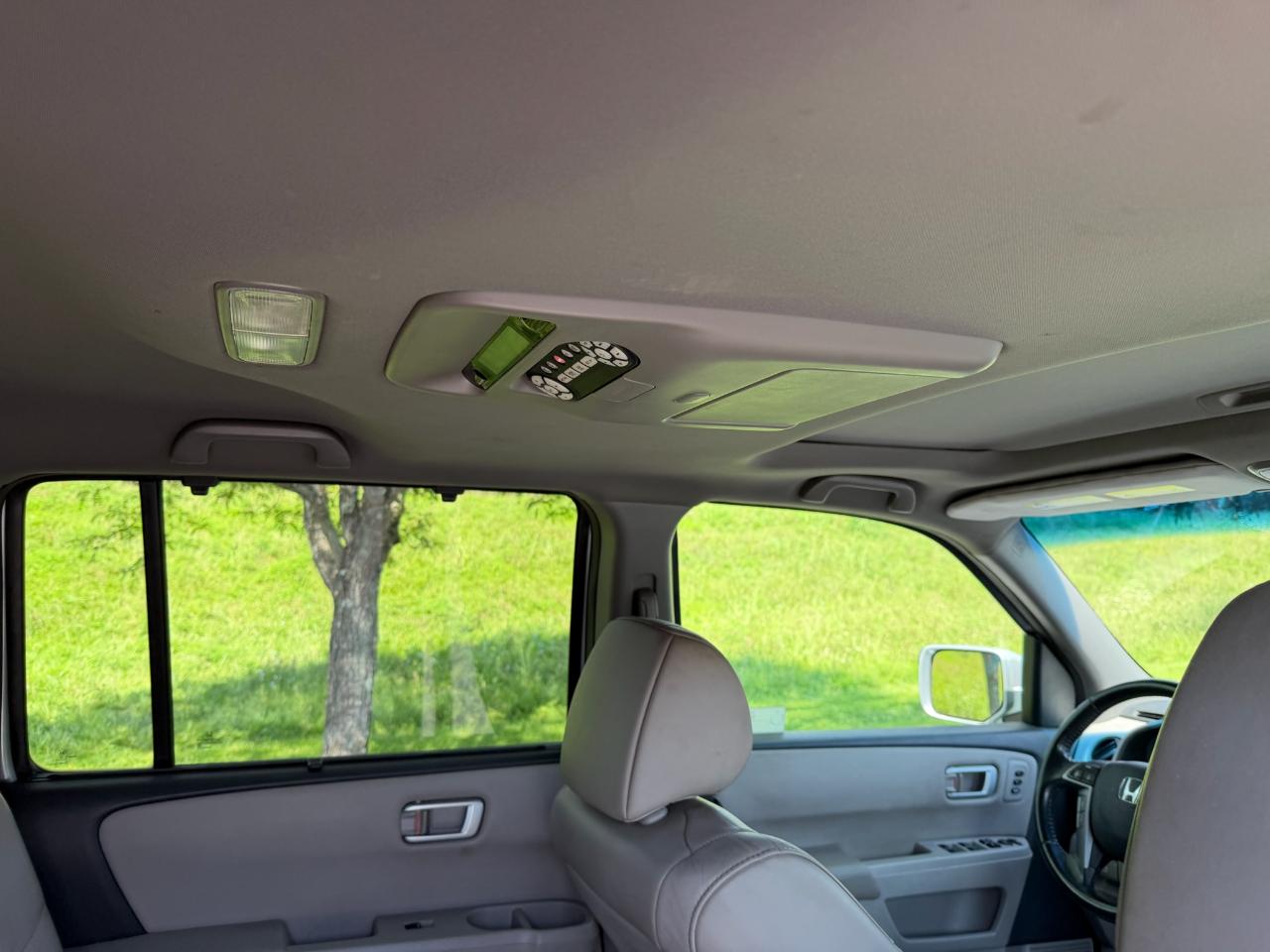 Honda Pilot Touring 4D SUV 4WD w/RES 2011