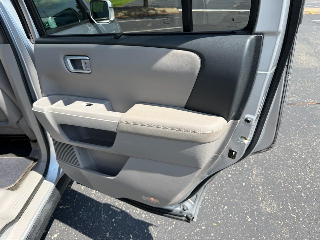 Honda Pilot Touring 4D SUV 4WD w/RES 2011