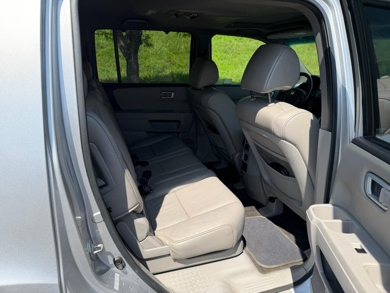 Honda Pilot Touring 4D SUV 4WD w/RES 2011