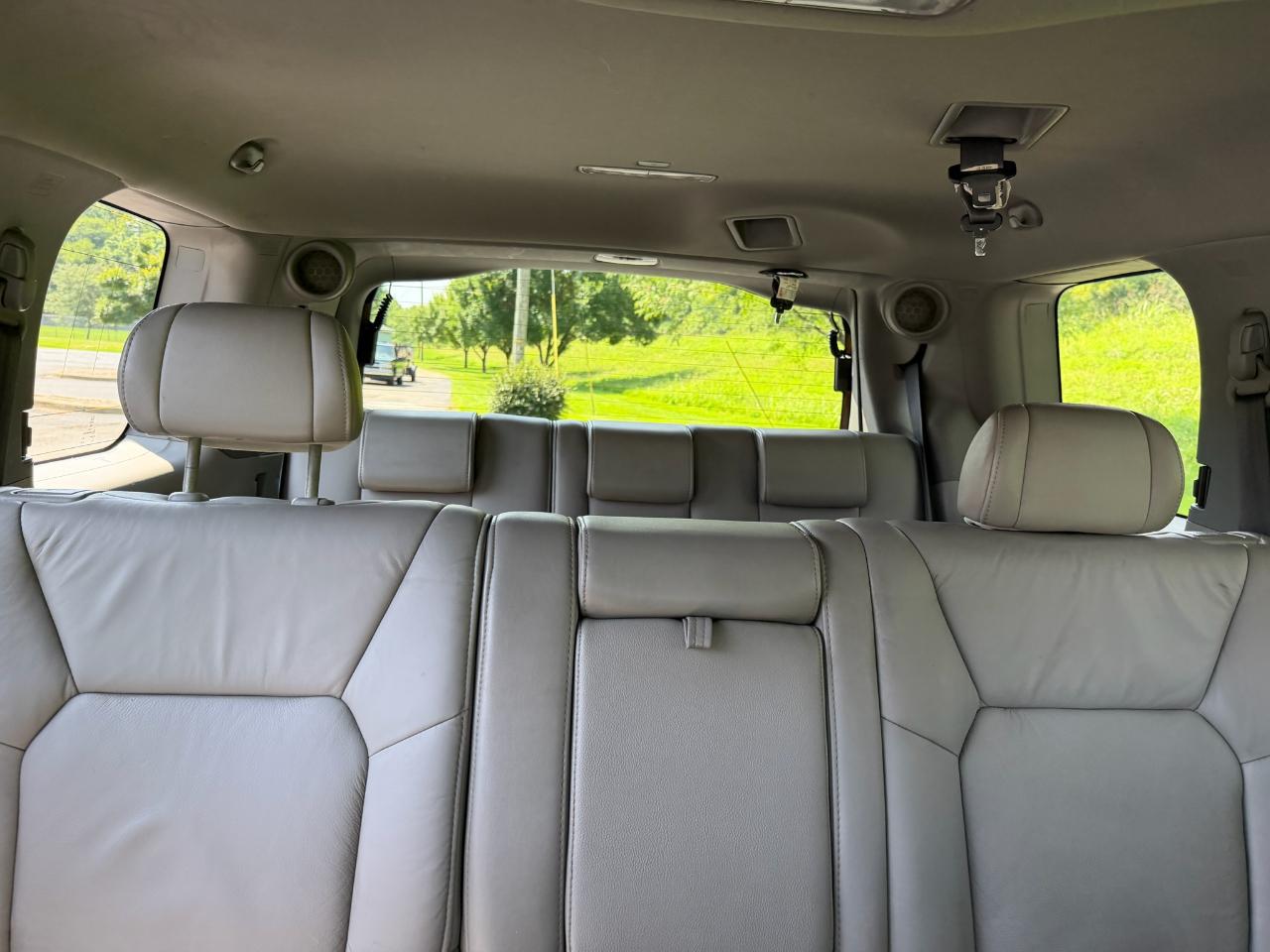Honda Pilot Touring 4D SUV 4WD w/RES 2011