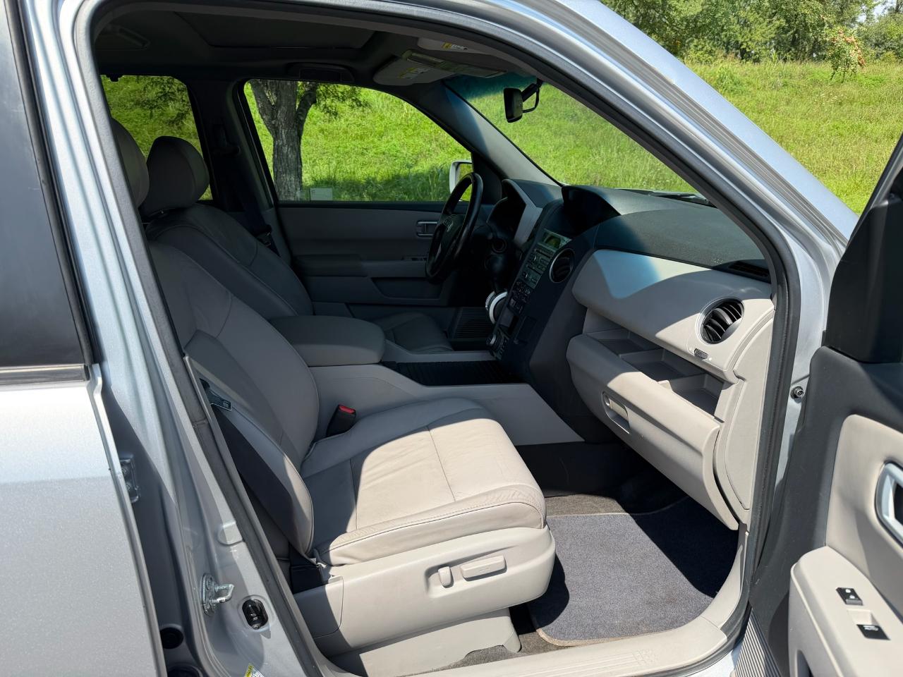 Honda Pilot Touring 4D SUV 4WD w/RES 2011