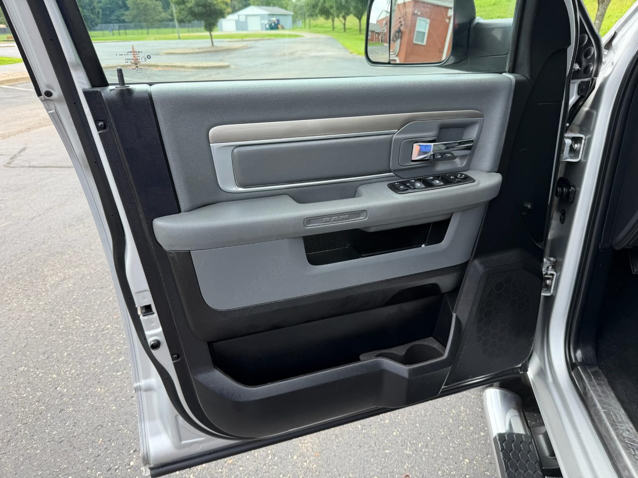 RAM 1500 Lone Star Crew Cab SB 4WD 2014