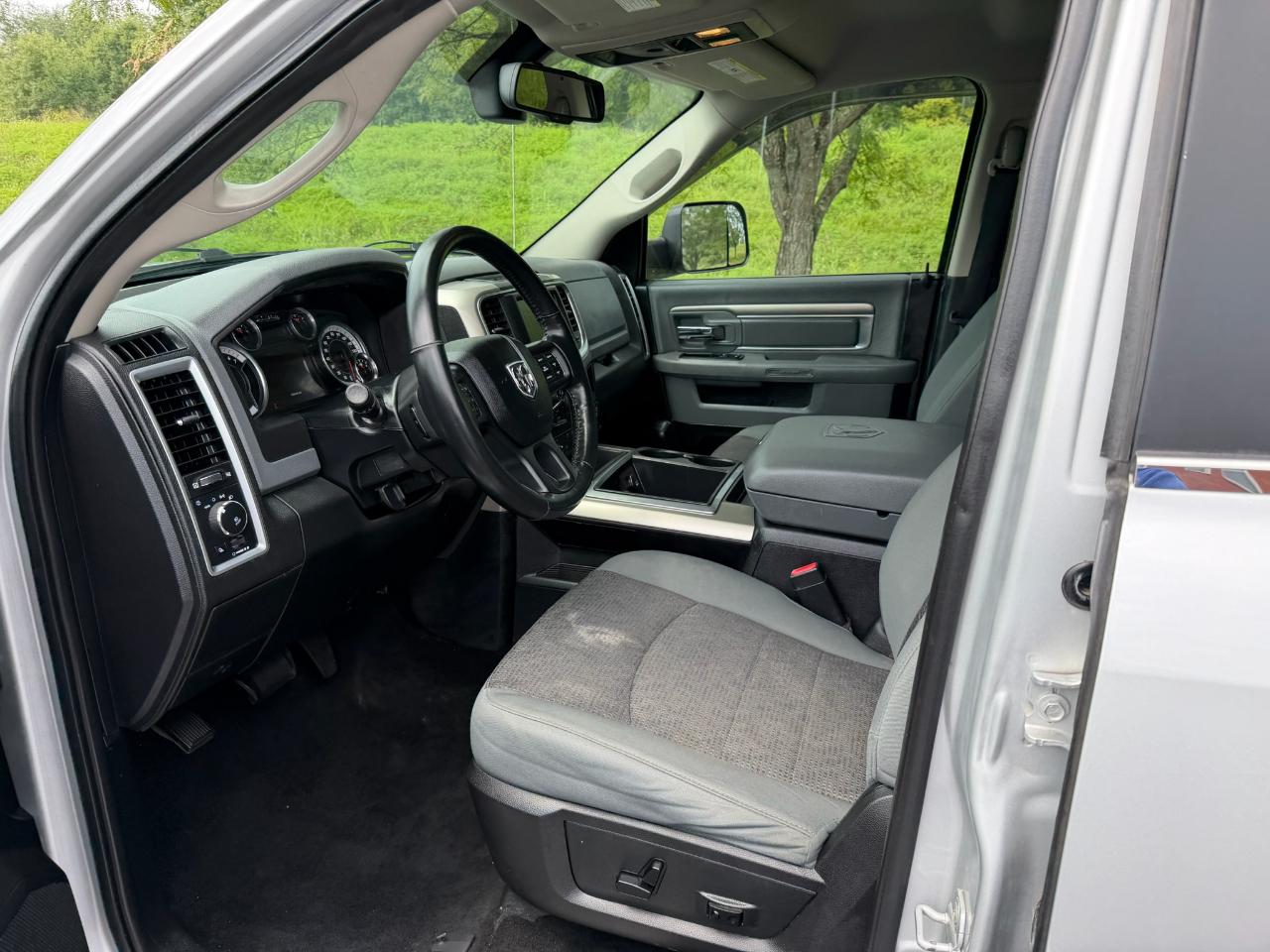 RAM 1500 Lone Star Crew Cab SB 4WD 2014