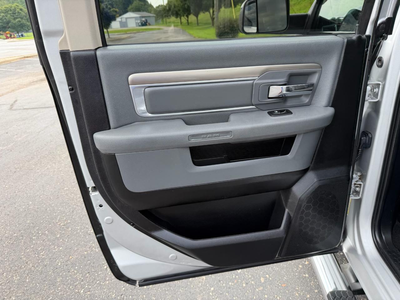 RAM 1500 Lone Star Crew Cab SB 4WD 2014