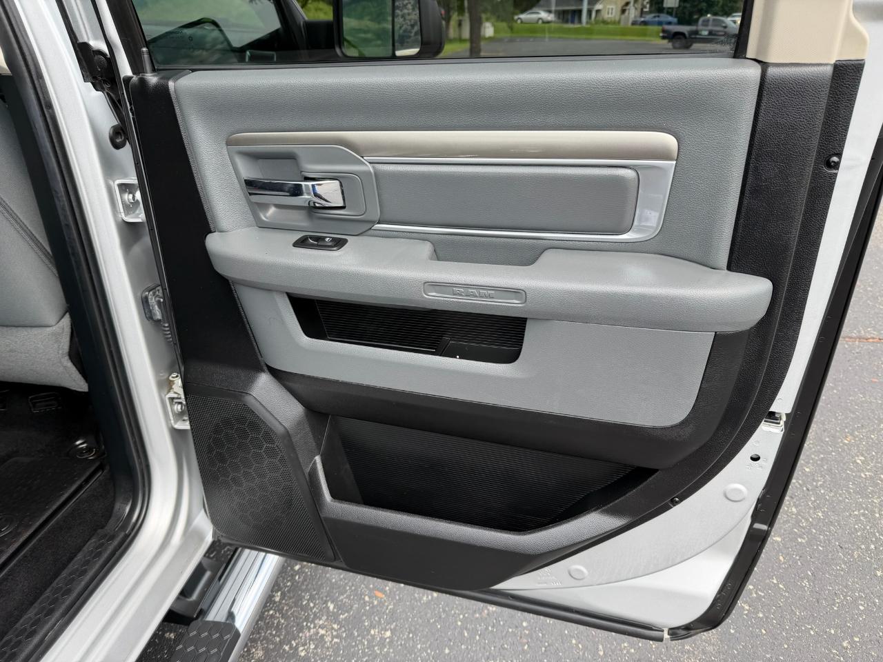 RAM 1500 Lone Star Crew Cab SB 4WD 2014