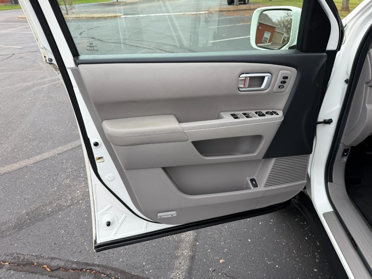 Honda Pilot Touring 2WD with DVD 2011