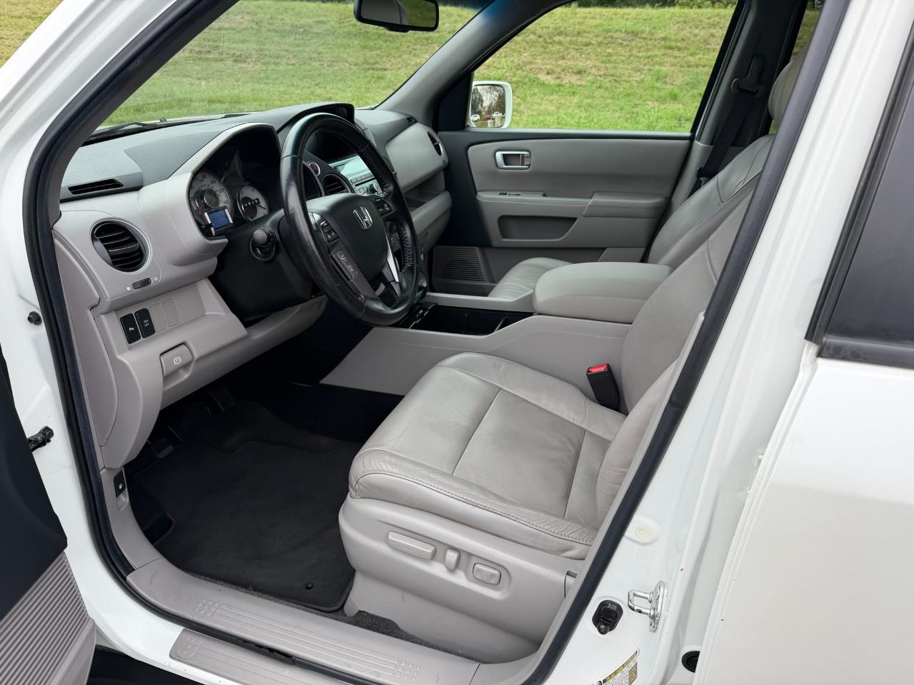 Honda Pilot Touring 2WD with DVD 2011