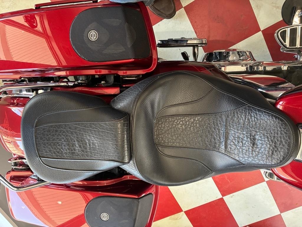 Harley-Davidson FLHXSE  2012